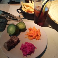 クラフタル - 副菜盛り合わせ&フライドポテト&コーラ。しっかりコーラが用意されてるのは お約束。