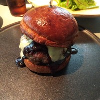 クラフタル - 和牛ハンバーガー。ソースは かなりしっかりしたお味。