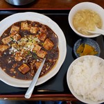 餃子と中華 つつみ人 - 日替わりランチセット(880円)です。