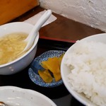 餃子と中華 つつみ人 - ご飯＆スープです。