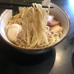 中華そば 四つ葉 - 特製煮干しそば（淡口）
      
      麺リフトアップ