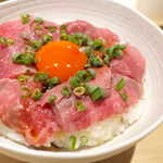 112117222 - 肉質はさすがに柔らかい。ごはんの中に、刻んだ燻りがっこが混ぜ込まれている
