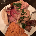 Le Bol - ルボル名物　お肉屋さんのオードブル盛り　田舎風お肉のパテ、とり白レバームースと共に