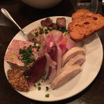 Le Bol - ルボル名物　お肉屋さんのオードブル盛り　田舎風お肉のパテ、とり白レバームースと共に