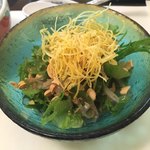 梅の花 - 豆腐サラダ。上の黄色のはサツマイモを各店舗で揚げたもの。甘味が有ります。