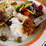 アヤムスープ茶屋 - 白飯も固めでカレー内の軟骨も固い！