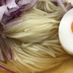 らーめんよつ葉 - 綺麗に整ったストレート麺♡
            澄んだ美しいスープ♪゛