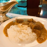 日光金谷ホテル - 一口いただくと、辛過ぎず甘さとコクがあって、老若男女が美味しいと感じる味。
                      ホロホロの牛肉もたっぷり入っていて、大満足です♡