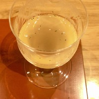 小熊 - 【食前酢】
                      シークワーサー
                      
                      炭酸で割っていますので胃を活発にさせます。
                      青柚子の皮を散らしてます。