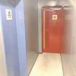 Baniku To Sake Namaniku Senka Tate-Gami - ビルのトイレ