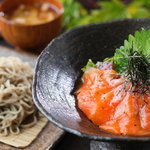 穂高城 - 信州サーモン丼と十割そば小盛のお得なセット　１４９０円