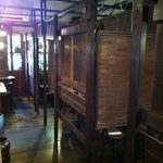 ごはんや - テーブルごとに仕切られた「個室風」の店内。