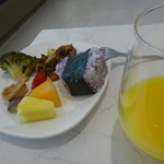 ANA SUITE LOUNGE、ANA LOUNGE - おにぎりと、豚の生姜焼きなど