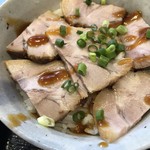 あづま軒 - ミニチャーシュー丼。
      世にあるチャーシュー丼なるもの初食。