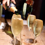 餃子とスパークリング バブルス - こぼれスパークリング