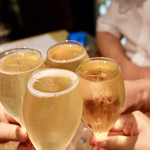 餃子とスパークリング バブルス - ちょっと飲んでから乾杯♪