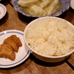 餃子とスパークリング バブルス - 波へいのオデン出汁で炊いたご飯