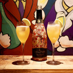 餃子とスパークリング バブルス - かちわりスパークリングワイン・ベリーニ