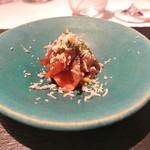 リストランテ カノフィーロ - 釧路産ミンククジラのクルード　フルーツトマトと山ワサビ
