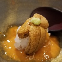 鮨 そえ島 - (04)赤雲丹(佐賀県唐津産)載せ、シャリ・リゾット、蝦夷馬糞雲丹(北海道産)のソース掛け
                    赤雲丹の産卵期は初秋～晩秋、旬は初夏～晩夏
                    舌の上に載せて5秒ホールド
                    旬の赤雲丹は柔らかく爽やかな甘さ