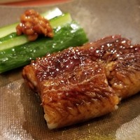 鮨 そえ島 - (06)海鰻(大分県産)の蒲焼き
                    産卵期は明確には不明ですが初夏～晩秋、
                    旬は秋～晩秋。
                    酒蒸し→蒲焼きなのが博多流。
                    皮はパリッと、皮下の脂は滋味深いがスッキリとした後味。