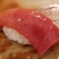 鮨 そえ島 - (09)本鮪中トロ(長崎県壱岐島産、65kg)
                      日本近海の本鮪の産卵期は春～夏、旬は初秋～冬。
                      夏の盛り前の青年本鮪で脂のりは爽やか。
                      米酢なので鮮度の良さ、スッキリした旨みが感じ易い