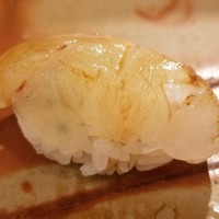 鮨 そえ島 - (22)赤羽太(福岡県鐘崎産)
                    羽太ハンターとして握りで追加
                    羽太系は白身でありながら旨み&甘みがしっかりあるので、米酢で頂くと上質さや鮮度がより良く感じられ美味しい♪