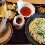 Kyuubeeya - 季節限定「ごまだれうどん天ぷら定食」並盛
