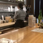 はせがわ酒店 - 清潔感あるカウンター