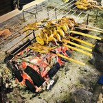 いろり山賊 - ☆炭火でじゅーじゅー焼かれてます、美味そうな匂いがたまりません♪
