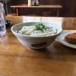 野口うどん - この丼も好きなんよね
      今もう、あんまし見かけない
      田村神社の日曜市とかも
      似たの使ってたな〜
      玉が入って、出汁かけて
      麺の上が浅瀬になる感じがイイのよ