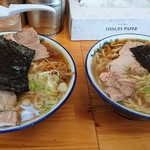 ケンちゃんラーメン - 料理写真:左・中華そば(中)TPチャーシュー、右・中華そば(小)。