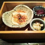 Waizu Roan - ミョウガ出汁の冷奴（左）、長芋＆めかぶ（右下）、タコの梅肉マヨネーズ和え（右上）