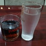 鴻金餃子房 - 紹興酒のお替りにはチェイサーが付いてきました　嬉しいサービス