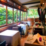 モナリザ - 緑に囲まれた明るいテラス席