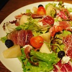 Kuaruta - 桃と生ハムのサラダ