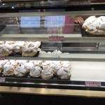 白土屋菓子店 - 朝9時の時点です。お客さんいましたよー