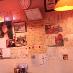 中華のんき - 店内。色紙がいっぱいです！