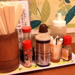 中華のんき - 卓上。ソースやお酢など