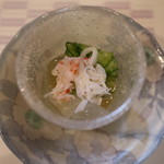 季節料理 よし野 - お通し（クラゲとカニの酢の物）