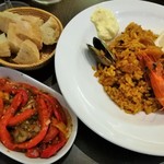 Marta's Kitchen Paella Tapas - レモンやアイオリソース（にんにくマヨネーズ）でいただくパエリア、左はスペイン定番の野菜おつまみエスカリバーダ