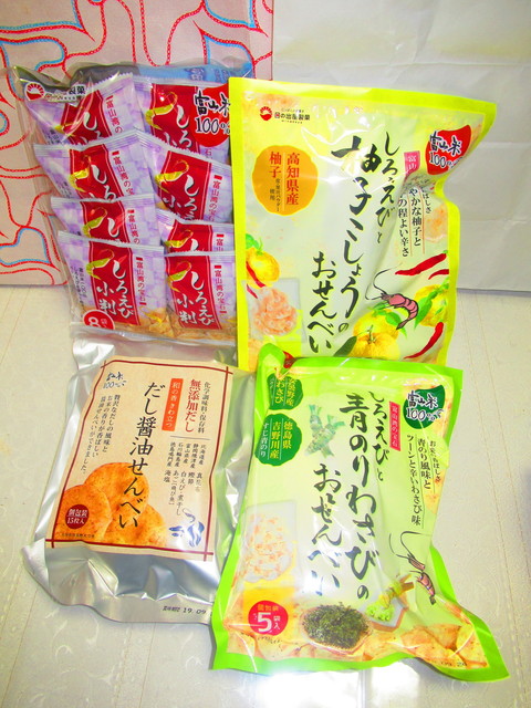 しろえび小判」など４種類の、白エビせんべい。「ささら屋福光本店」は 