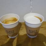 BENCH COFFEE STAND - カプチーノとカフェラテ