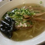 らーめん天上 - 塩ラーメンランチタイムはから揚げとご飯付きで600円