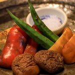 蔬菜的稻草燒烤拼盤