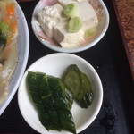Shimodewa Uchiyamaya - 冷奴とよく漬かった胡瓜と瓜のお新香