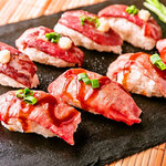 육질이 자랑 “와규·말고기의 볶은 고기 스시 (초밥)”