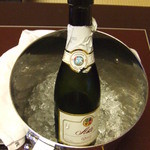 青山やまと - 種類は少ないですが…ワインもあります。