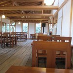 ホイリゲ - お店に入ると木材を活かした木と漆喰で構成された空間のレストラン、平日だったんでまだお客様は数組でした。