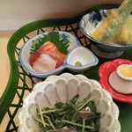 San suke - 豆苗と生ハムサラダ、お造り（タイ、マグロ、ブリ、サーモン）